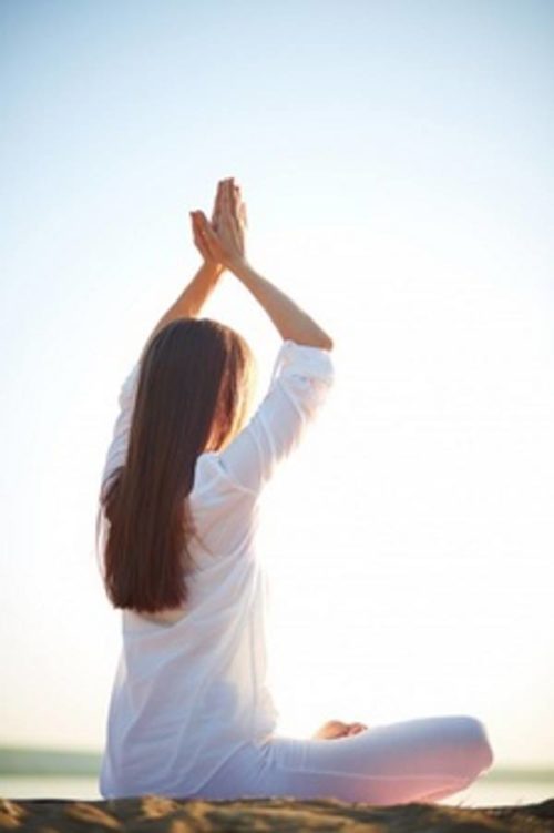 femme-pratiquant-yoga-au-bord-mer_600px
